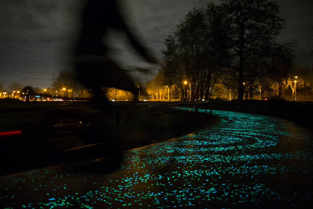 Movie: swap streetlights with luminous trees - Daan Roosegaarde