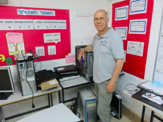 Eyal Bloch of WEconomize at the Jerusalem school’s computer center Source: WEconomize