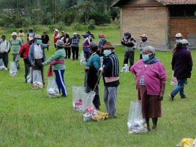 Minga at work: Quito Solidario delivers food kits to vulnerable families in the Municipality of the Metropolitan District of Quito, Ecuador.