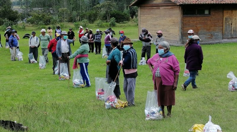 Minga at work: Quito Solidario delivers food kits to vulnerable families in the Municipality of the Metropolitan District of Quito, Ecuador.