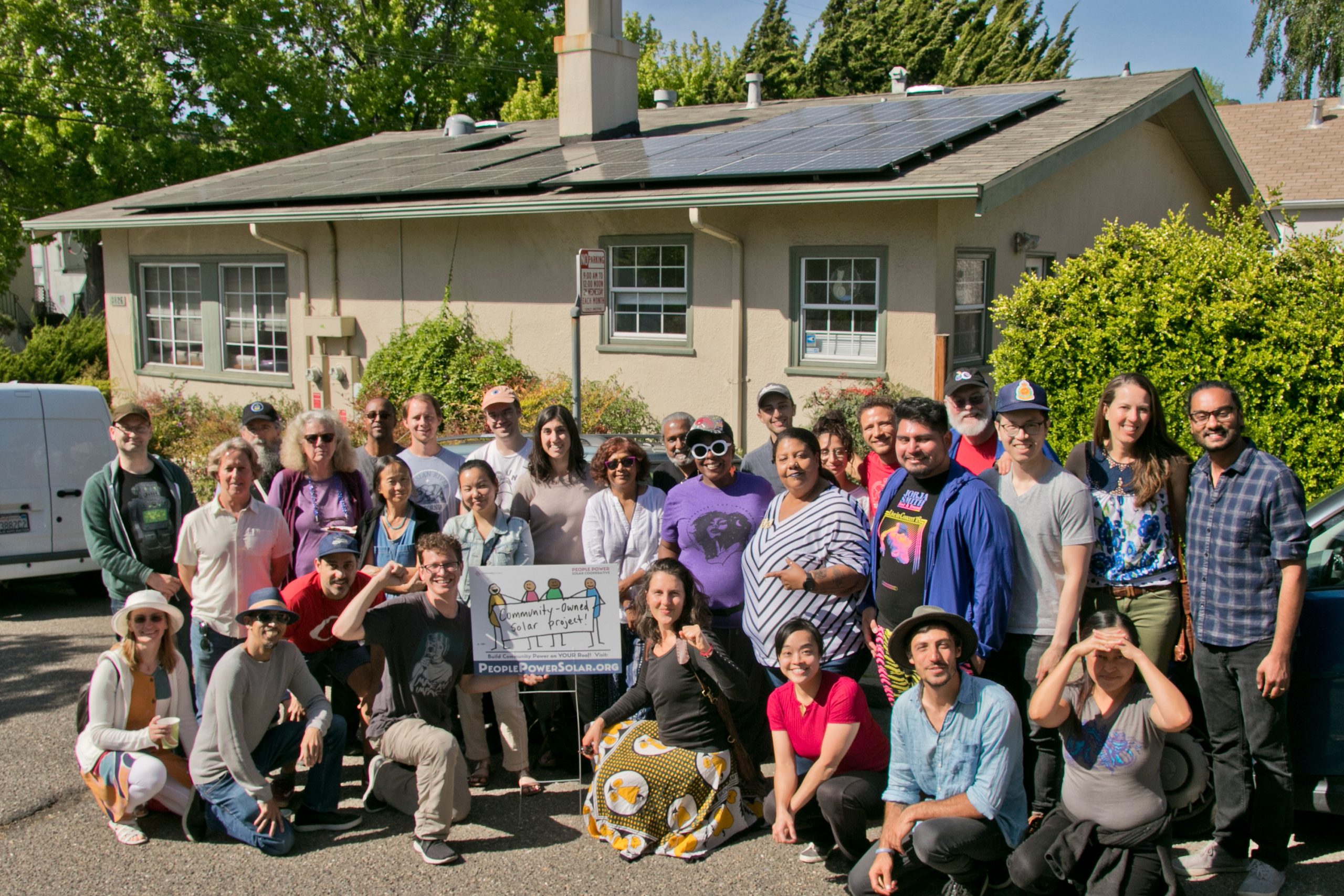 People Power -yhteisö juhlii ensimmäistä yhteisomisteista aurinkovoimaprojektia Kaliforniassa.